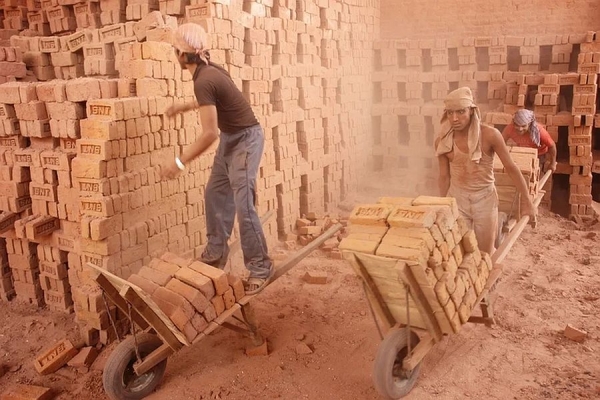 Trabalho escravo em olaria de Uttar Pradesh, Índia. (Foto: Flickr/ILO Asia-Pacific)