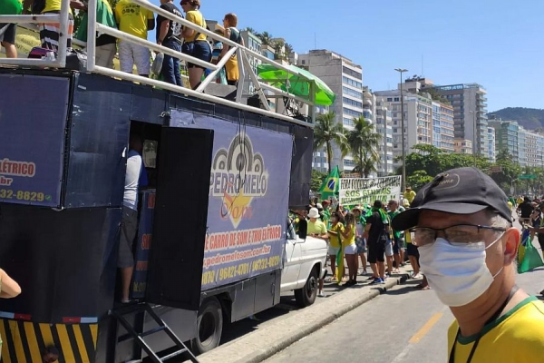 Alguns manifestantes usavam máscara durante ato em apoio ao governo federal realizado na Orla de Copacabana neste domingo (15) —