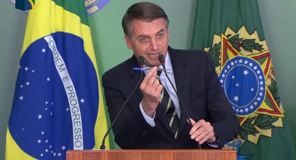Jair Bolsonaro com caneta na mão. (Foto: Reprodução)