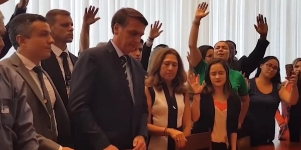 Bolsonaro recebe oração de estudantes.