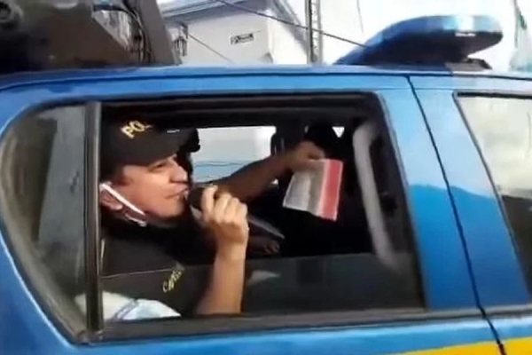 Policiais proclamam Jesus em suas viaturas nas ruas da Guatemala