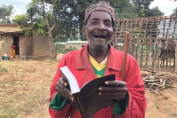 Hodlam Chisongela agora pode ler sua Bíblia. (Foto: Reprodução / UGCN)