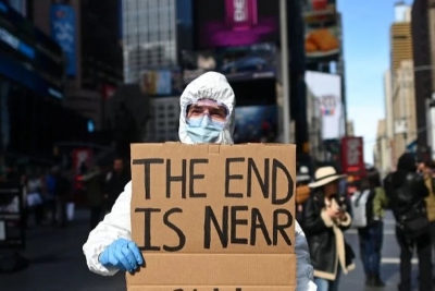 &quot;O fim está próximo&quot;, diz manifestante em cartaz sobre coronavírus na Times Square, em Nova York.