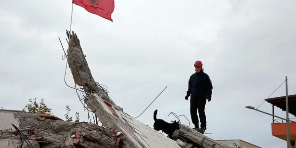 Destroços causados por terremoto de 6,4 graus que atingiu a Albânia em 26 de novembro. 