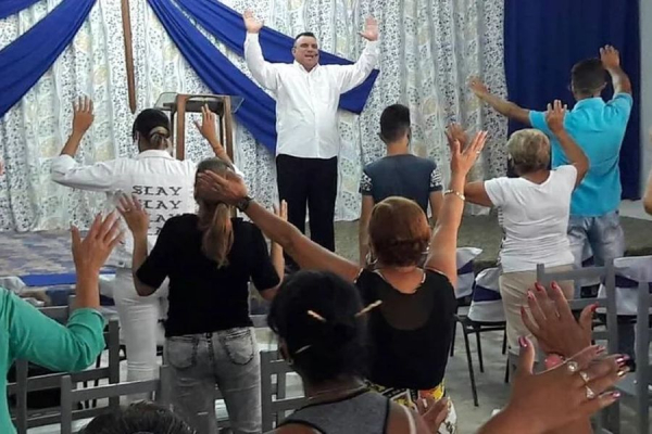 Reunião de oração na Iglesia Misionera em Cuba. (Foto: Apóstol Demetrio/Facebook)