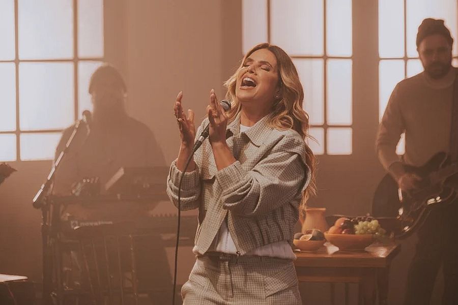 Aline Barros lança novo single "Sol da Justiça"