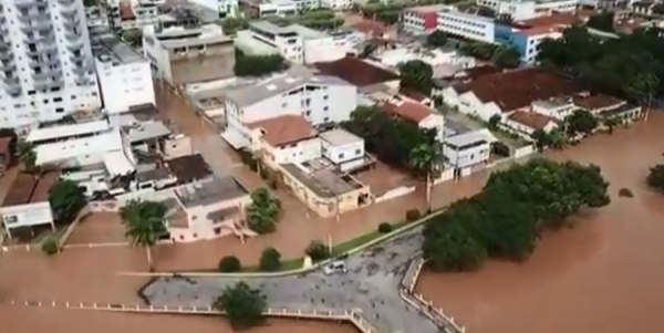 Avenida Beira Rio, em Itaperuna, alagada.