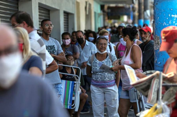 Solicitantes do auxílio emergencial fazem fila em frente à Caixa em São Gonçalo, no Rio de Janeiro