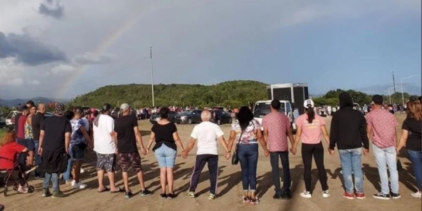 Cristãos porto-riquenhos orando. (Foto: Reprodução / Twitter)