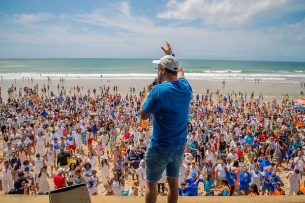 O batismo da Primeira Igreja Batista do Brasil reuniu uma multidão na praia de Jaguaribe. (Foto: Instagram/PIB do Brasil).