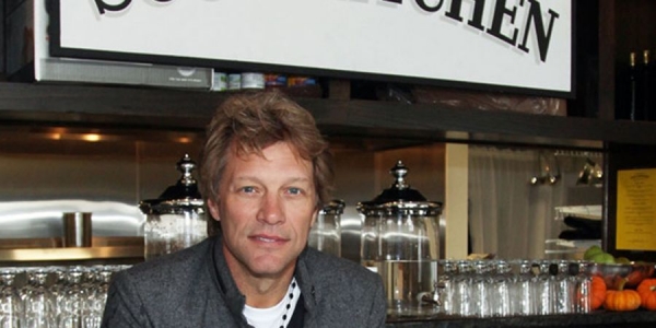 O artista de rock Jon Bon Jovi abre restaurantes onde pessoas carentes podem comer de graça
