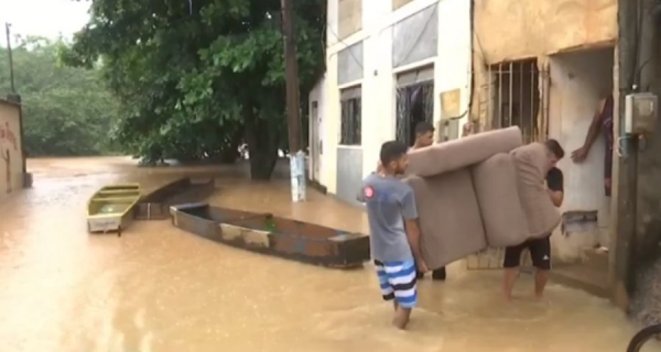 Trezentas pessoas estão fora de suas casas devido à chuva em Bom Jesus do Itabapoana. 