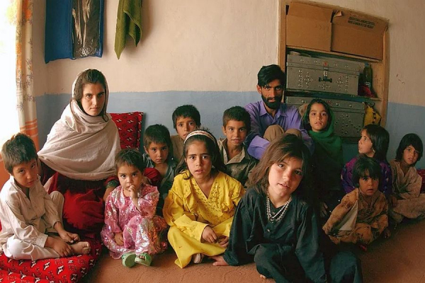 Família da tribo pashtun em sua casa em Cabul, no Afeganistão. (Foto: Bethann Hunt/USAF)