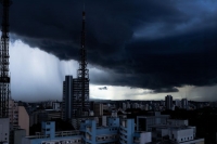 Foto de arquivo mostra São Paulo sob nuvens carregadas; próximos dias serão de chuva, frio e até neve em boa parte do país — Foto: Getty Images via BBC